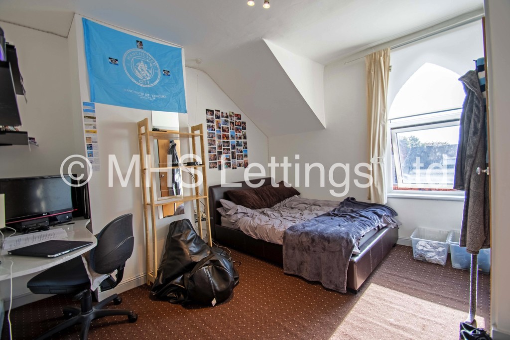 Photo of 10 Bedroom Mid Terraced House in 45 Regent Park Terrace, Leeds, LS6 2AX