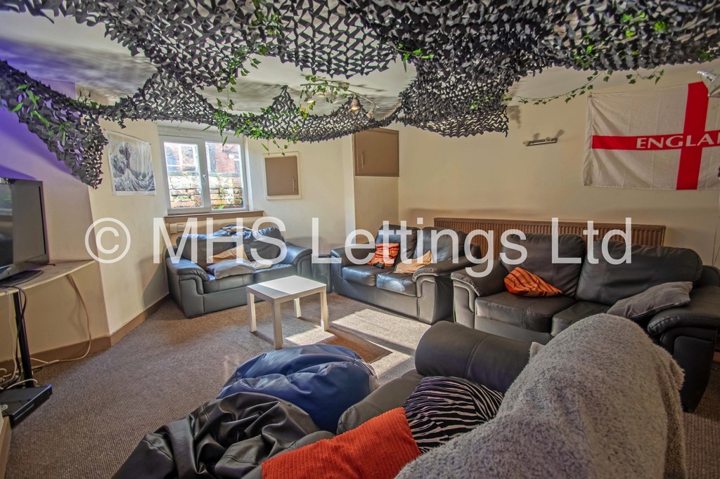Photo of 10 Bedroom Mid Terraced House in 45 Regent Park Terrace, Leeds, LS6 2AX