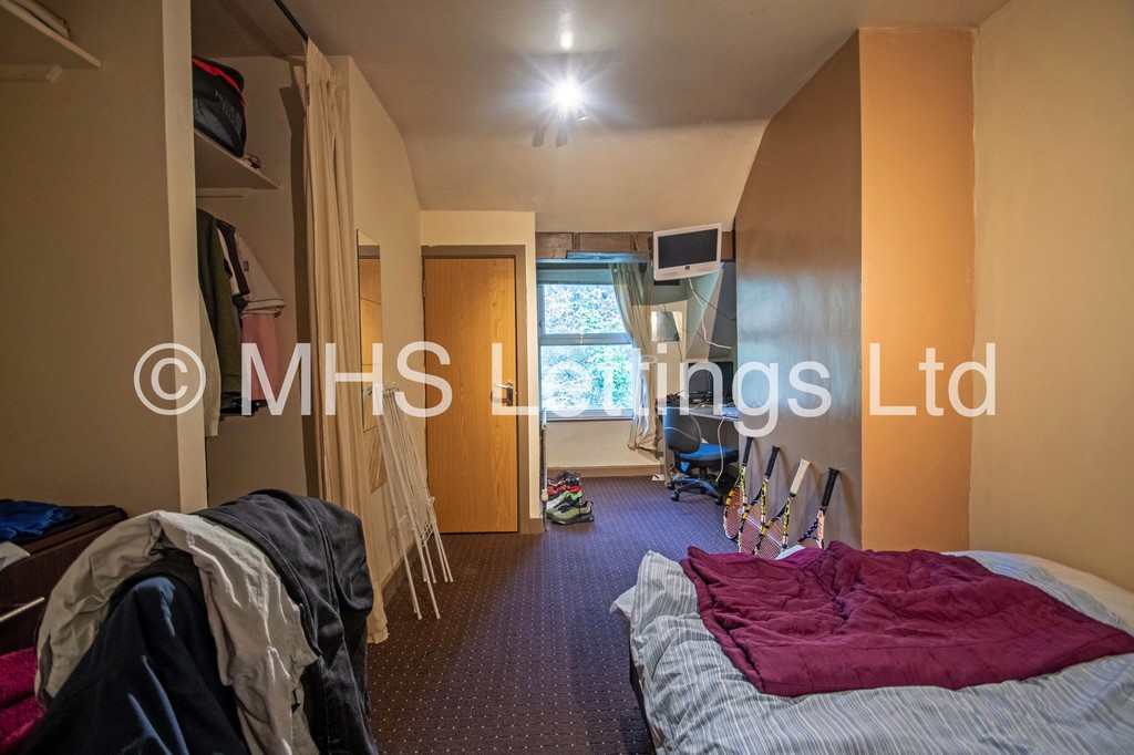 Photo of 10 Bedroom Mid Terraced House in 45 Regent Park Terrace, Leeds, LS6 2AX