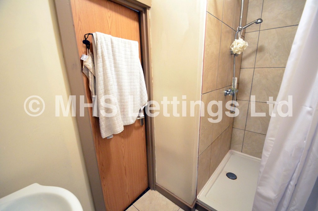 Photo of 10 Bedroom Mid Terraced House in 45 Regent Park Terrace, Leeds, LS6 2AX