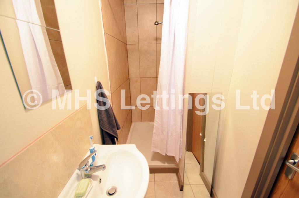 Photo of 10 Bedroom Mid Terraced House in 45 Regent Park Terrace, Leeds, LS6 2AX