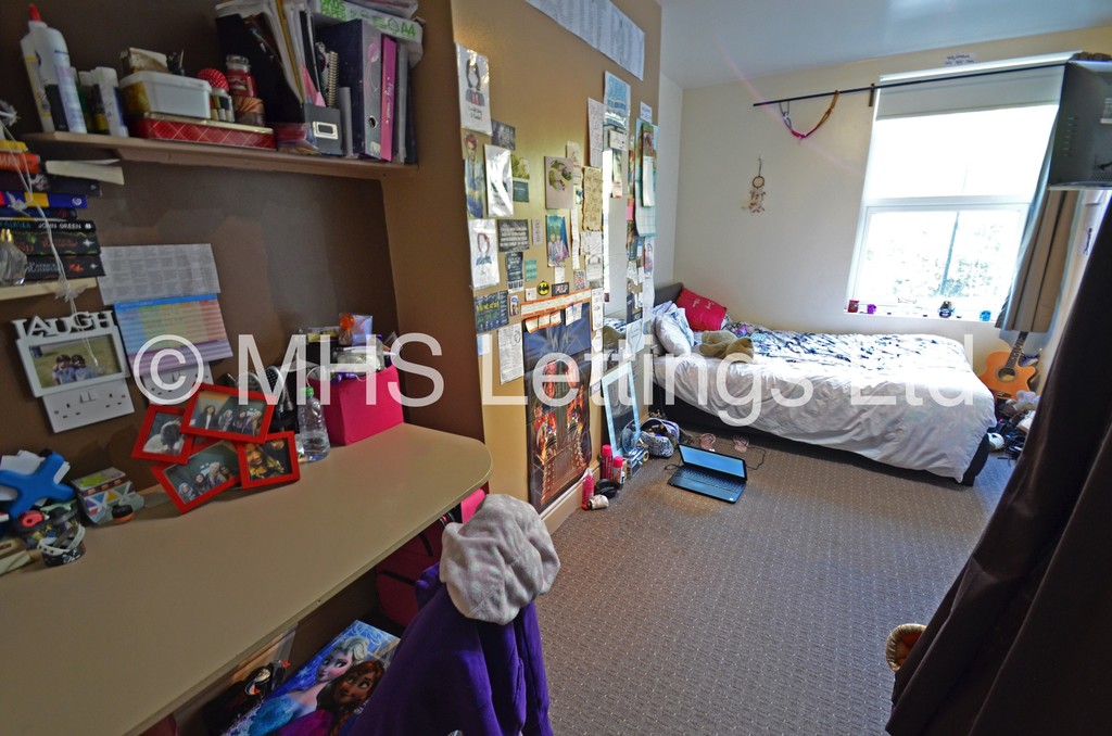 Photo of 10 Bedroom Mid Terraced House in 138 Woodsley Road, Leeds, LS2 9LZ