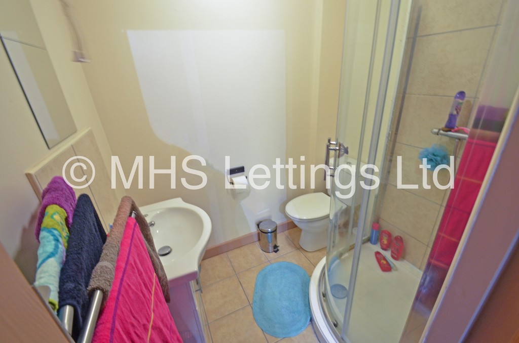Photo of 10 Bedroom Mid Terraced House in 138 Woodsley Road, Leeds, LS2 9LZ