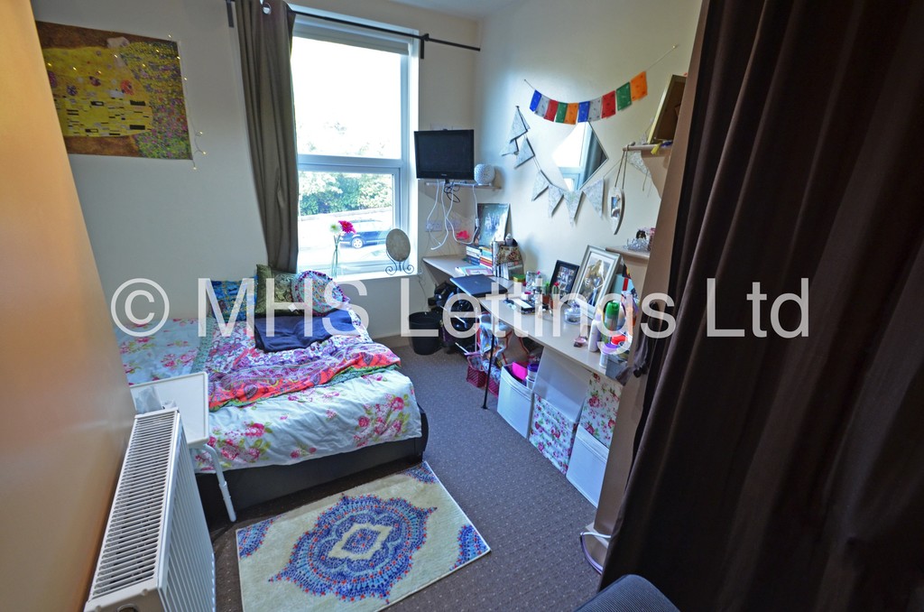 Photo of 10 Bedroom Mid Terraced House in 138 Woodsley Road, Leeds, LS2 9LZ