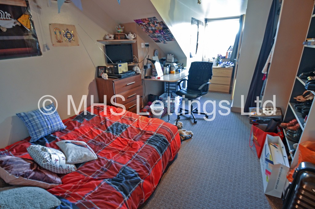 Photo of 10 Bedroom Mid Terraced House in 138 Woodsley Road, Leeds, LS2 9LZ
