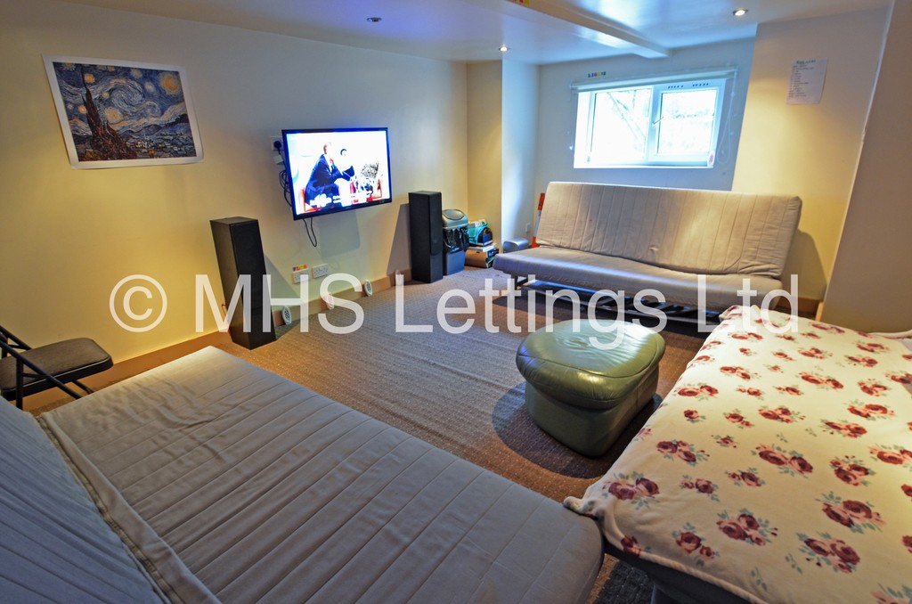 Photo of 10 Bedroom Mid Terraced House in 138 Woodsley Road, Leeds, LS2 9LZ