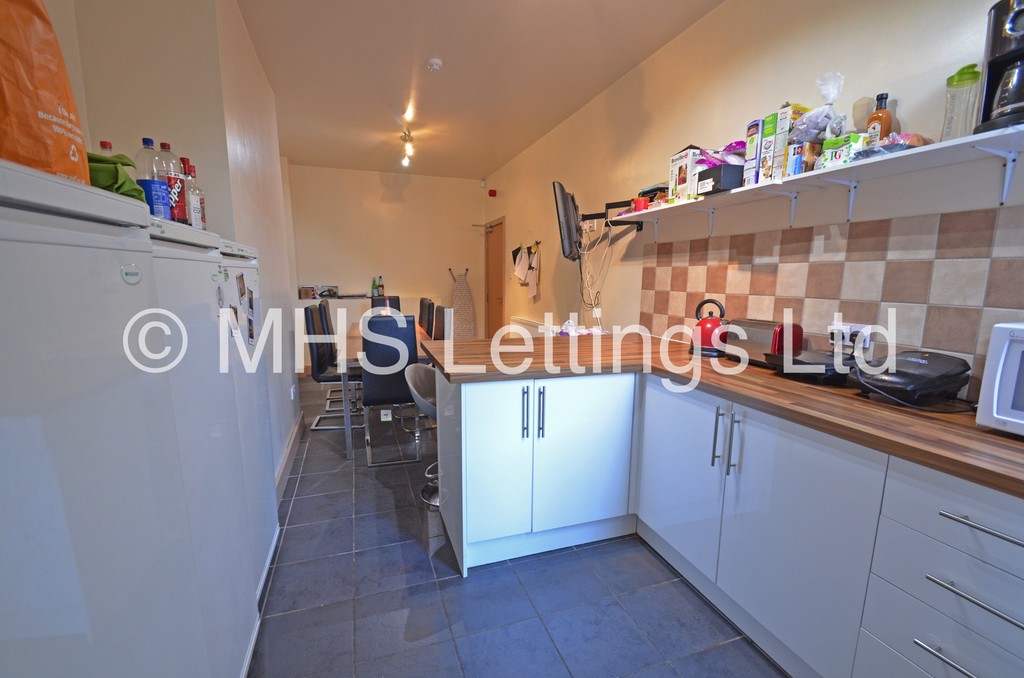 Photo of 10 Bedroom Mid Terraced House in 138 Woodsley Road, Leeds, LS2 9LZ