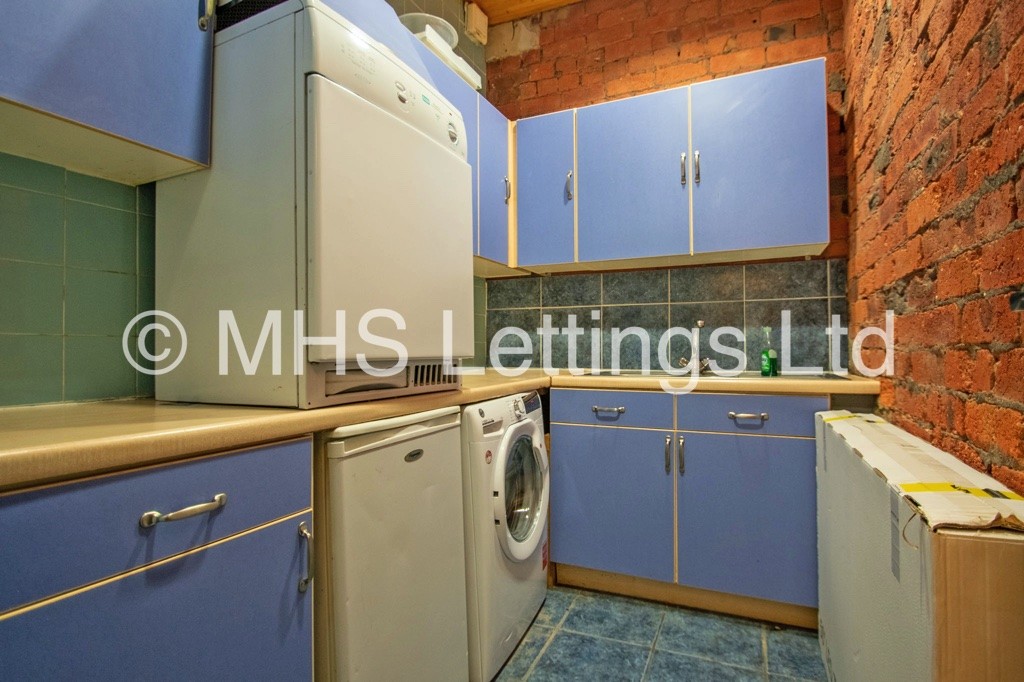 Photo of 8 Bedroom Mid Terraced House in 11 Brudenell Grove, Leeds, LS6 1HP
