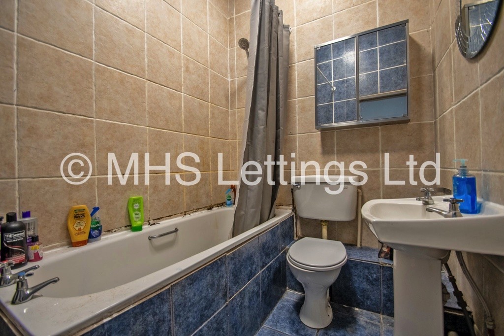Photo of 8 Bedroom Mid Terraced House in 11 Brudenell Grove, Leeds, LS6 1HP