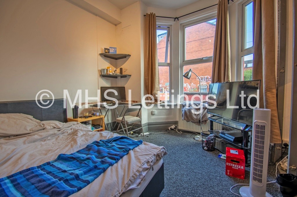 Photo of 8 Bedroom Mid Terraced House in 11 Brudenell Grove, Leeds, LS6 1HP