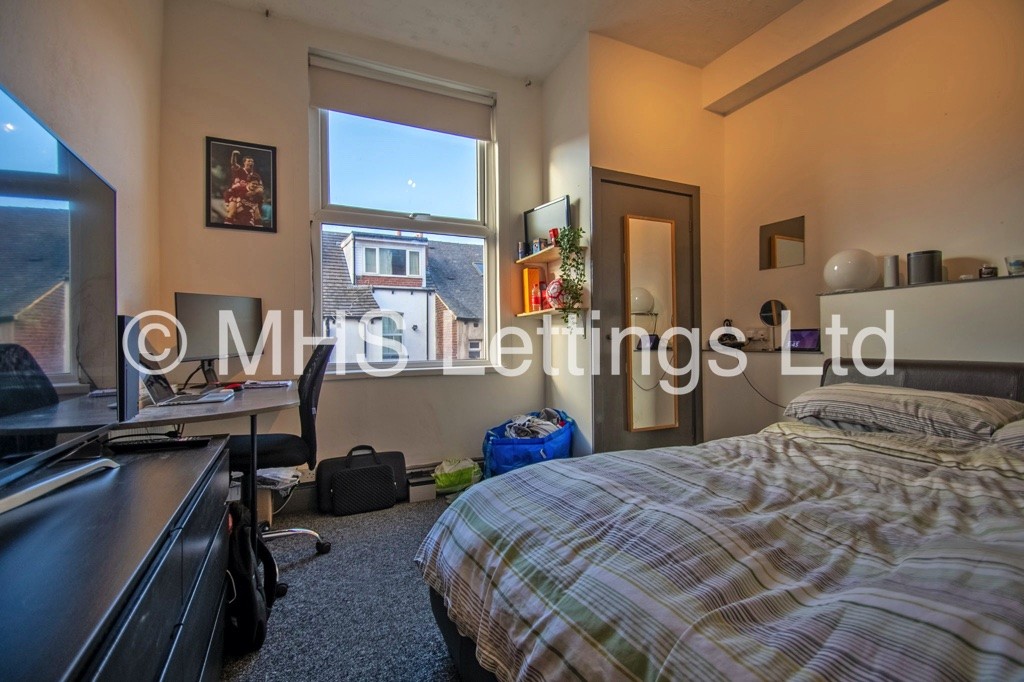 Photo of 8 Bedroom Mid Terraced House in 11 Brudenell Grove, Leeds, LS6 1HP