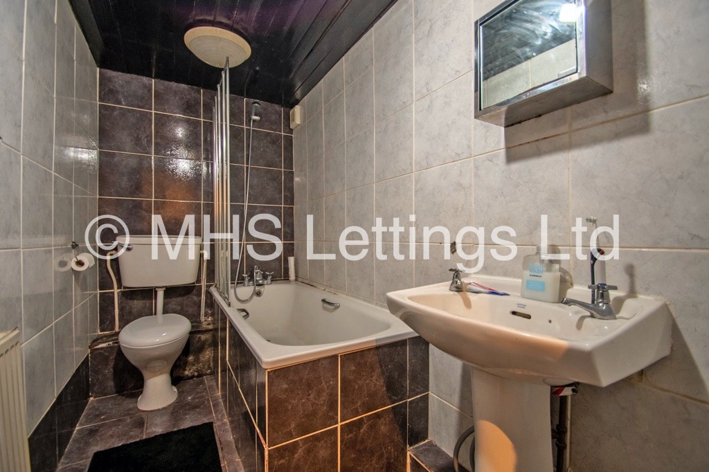 Photo of 8 Bedroom Mid Terraced House in 11 Brudenell Grove, Leeds, LS6 1HP