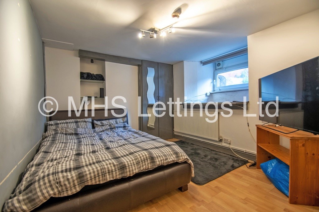 Photo of 8 Bedroom Mid Terraced House in 11 Brudenell Grove, Leeds, LS6 1HP