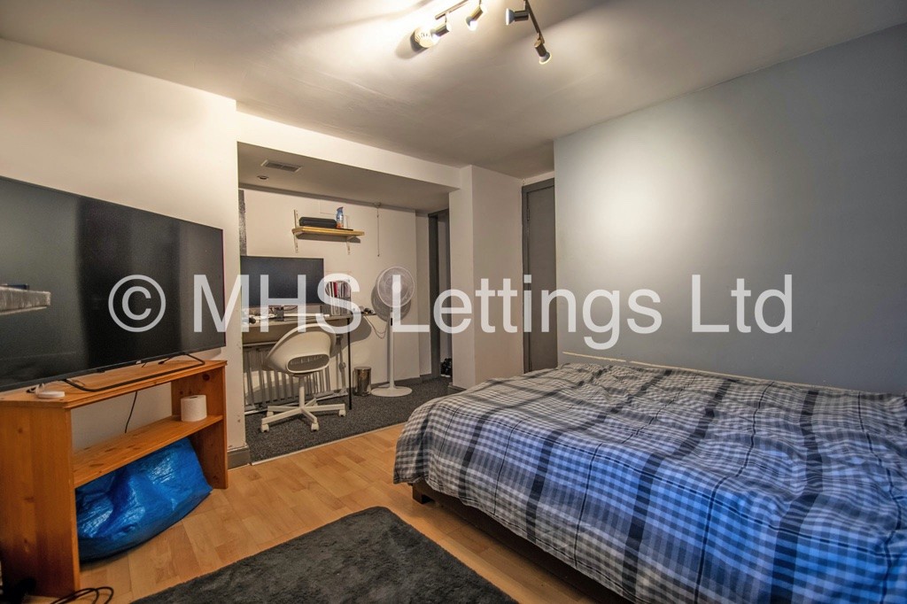 Photo of 8 Bedroom Mid Terraced House in 11 Brudenell Grove, Leeds, LS6 1HP