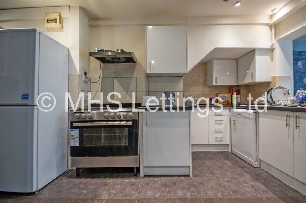 Photo of 8 Bedroom Mid Terraced House in 11 Brudenell Grove, Leeds, LS6 1HP