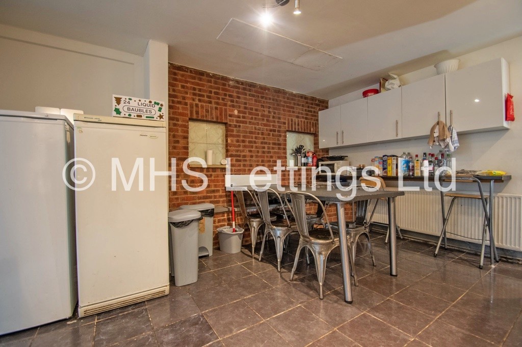 Photo of 8 Bedroom Mid Terraced House in 11 Brudenell Grove, Leeds, LS6 1HP