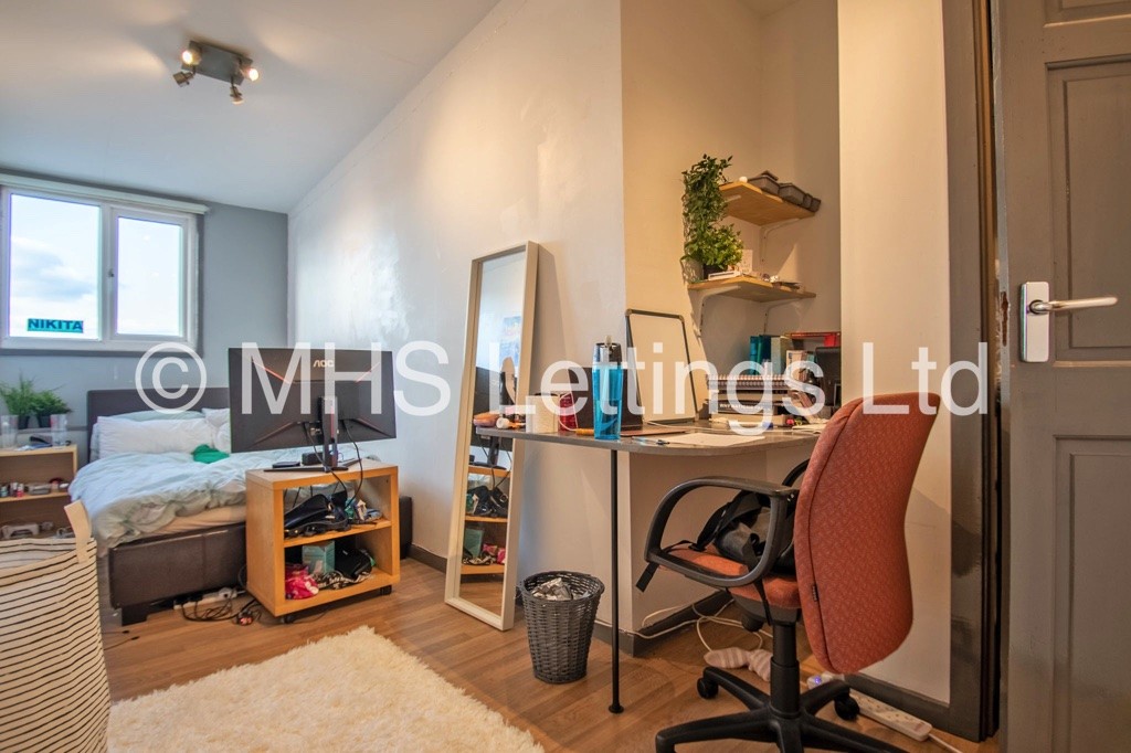 Photo of 8 Bedroom Mid Terraced House in 11 Brudenell Grove, Leeds, LS6 1HP
