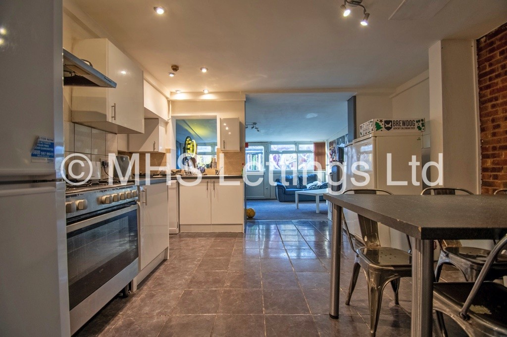 Photo of 8 Bedroom Mid Terraced House in 11 Brudenell Grove, Leeds, LS6 1HP