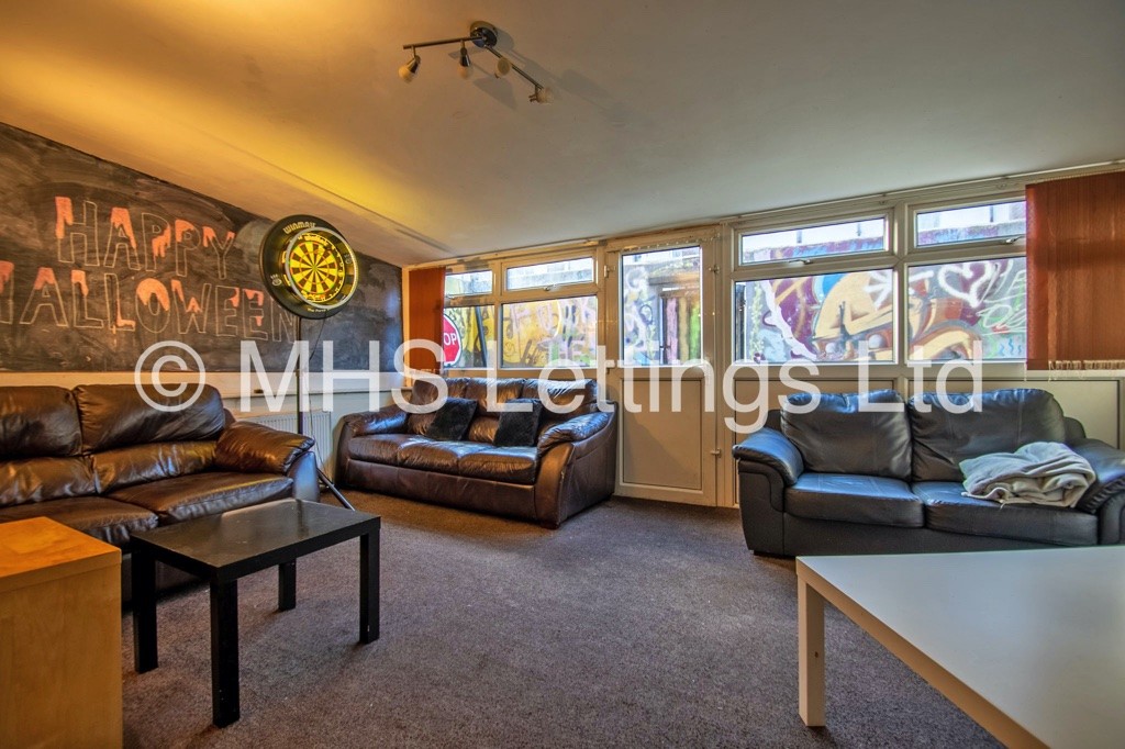 Photo of 8 Bedroom Mid Terraced House in 11 Brudenell Grove, Leeds, LS6 1HP