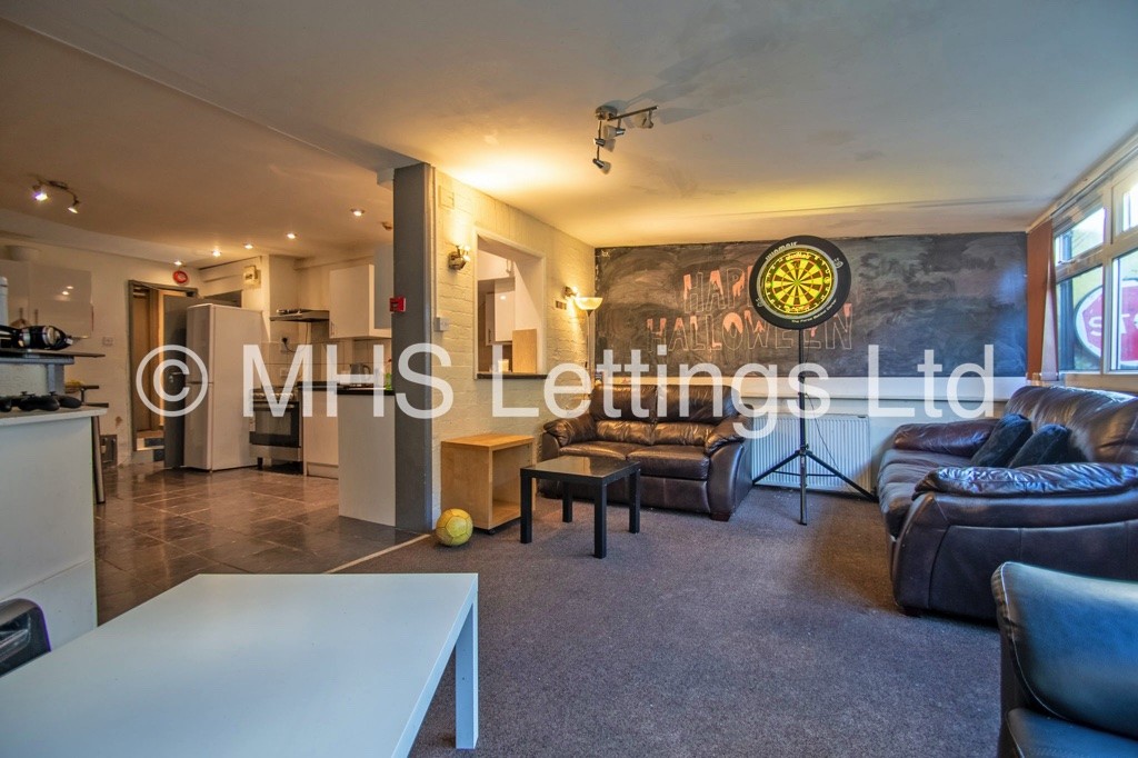 Photo of 8 Bedroom Mid Terraced House in 11 Brudenell Grove, Leeds, LS6 1HP