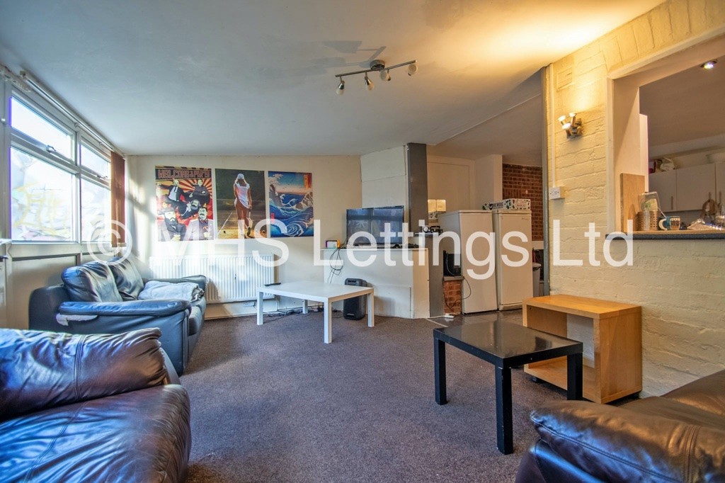 Photo of 8 Bedroom Mid Terraced House in 11 Brudenell Grove, Leeds, LS6 1HP
