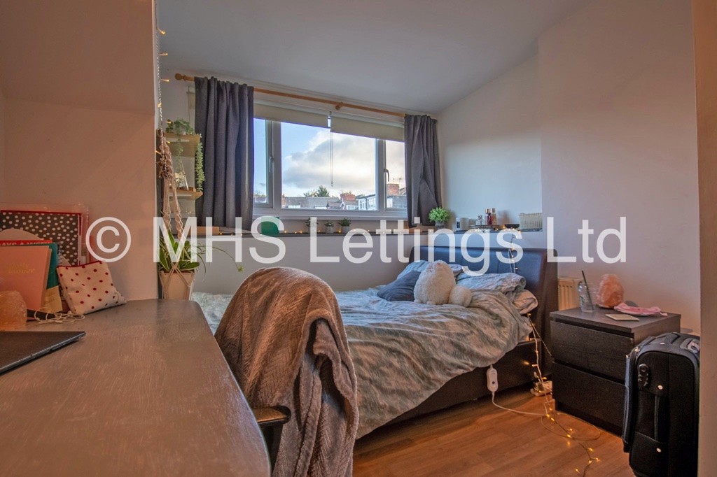 Photo of 8 Bedroom Mid Terraced House in 11 Brudenell Grove, Leeds, LS6 1HP
