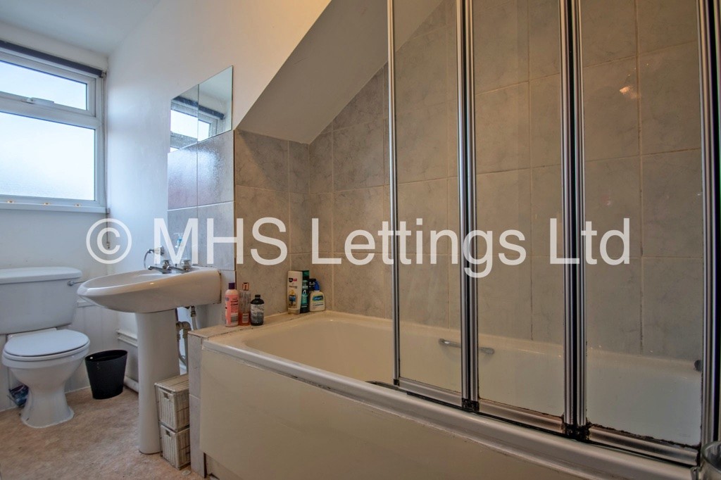 Photo of 8 Bedroom Mid Terraced House in 11 Brudenell Grove, Leeds, LS6 1HP