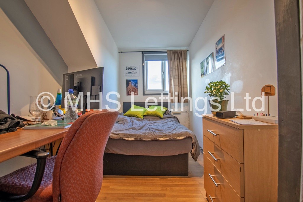 Photo of 8 Bedroom Mid Terraced House in 11 Brudenell Grove, Leeds, LS6 1HP