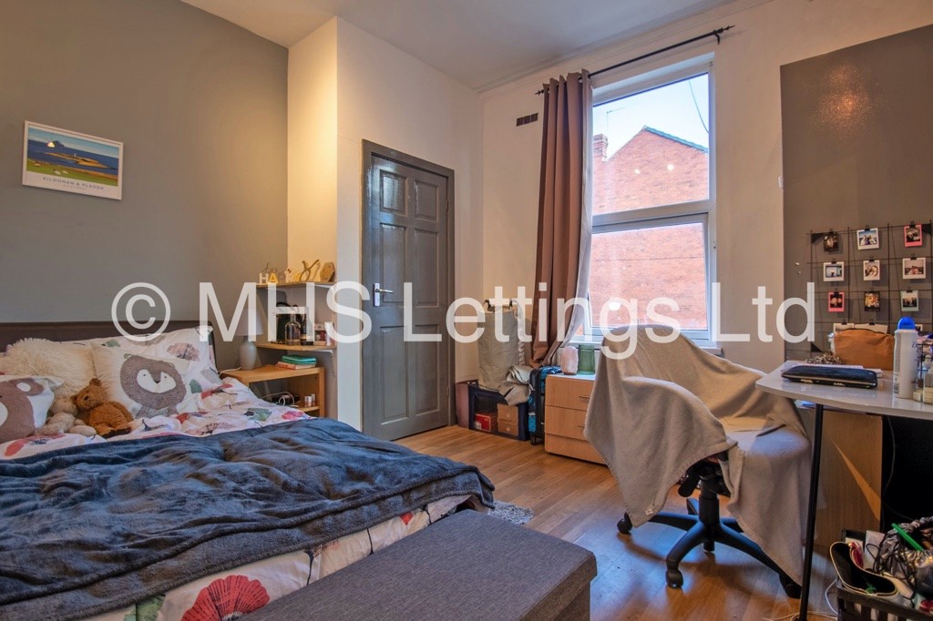 Photo of 8 Bedroom Mid Terraced House in 11 Brudenell Grove, Leeds, LS6 1HP