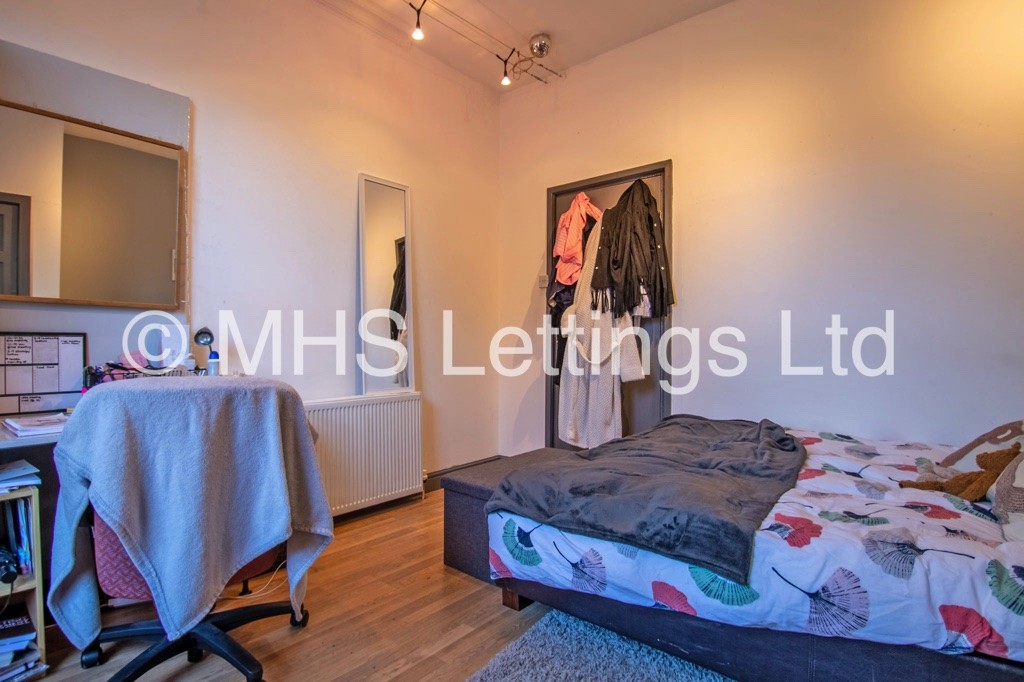 Photo of 8 Bedroom Mid Terraced House in 11 Brudenell Grove, Leeds, LS6 1HP