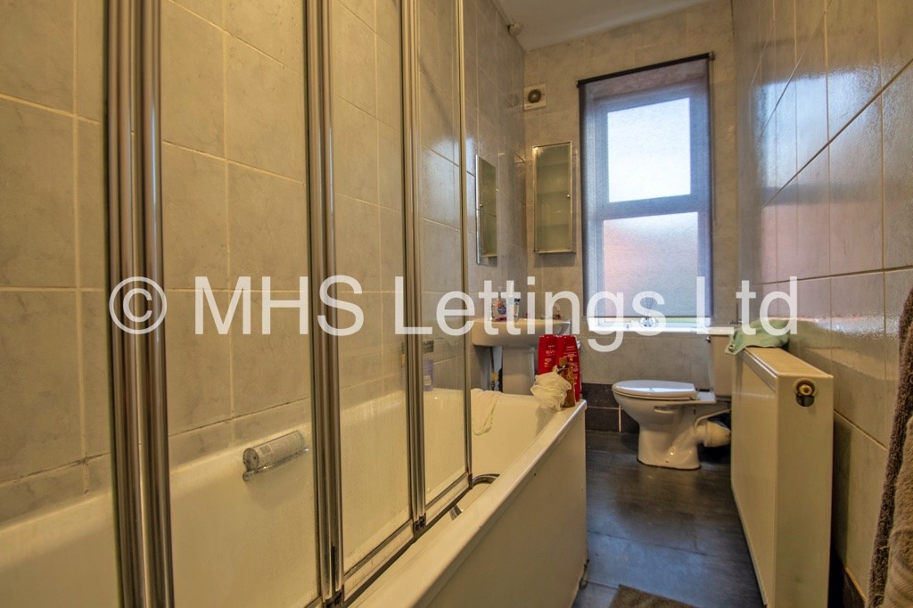 Photo of 8 Bedroom Mid Terraced House in 11 Brudenell Grove, Leeds, LS6 1HP