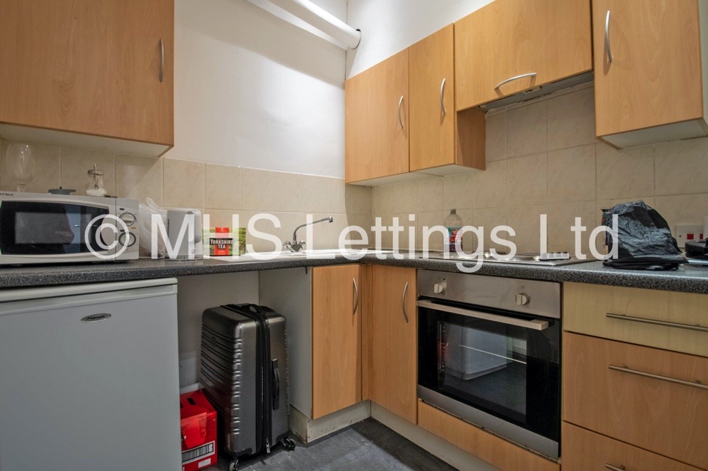 Photo of 8 Bedroom Mid Terraced House in 11 Brudenell Grove, Leeds, LS6 1HP