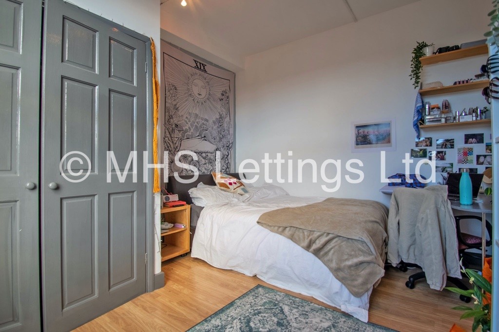 Photo of 8 Bedroom Mid Terraced House in 11 Brudenell Grove, Leeds, LS6 1HP