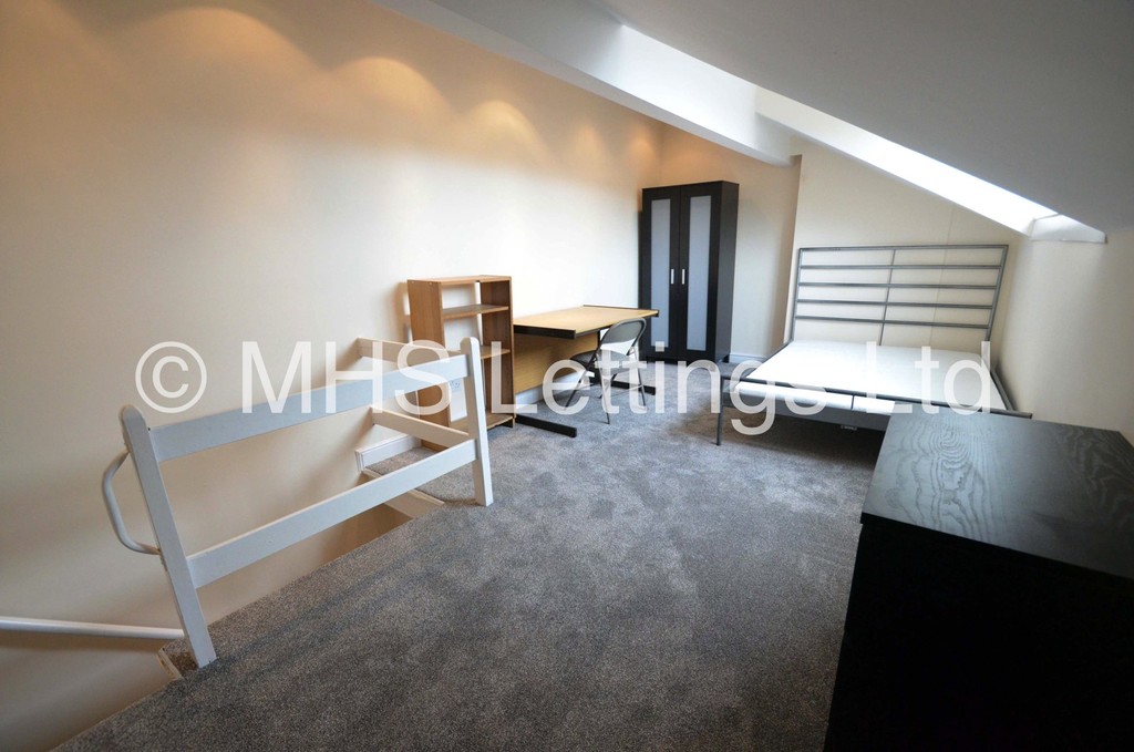 Photo of 3 Bedroom Mid Terraced House in 66 Woodside Avenue, Leeds, LS4 2QX
