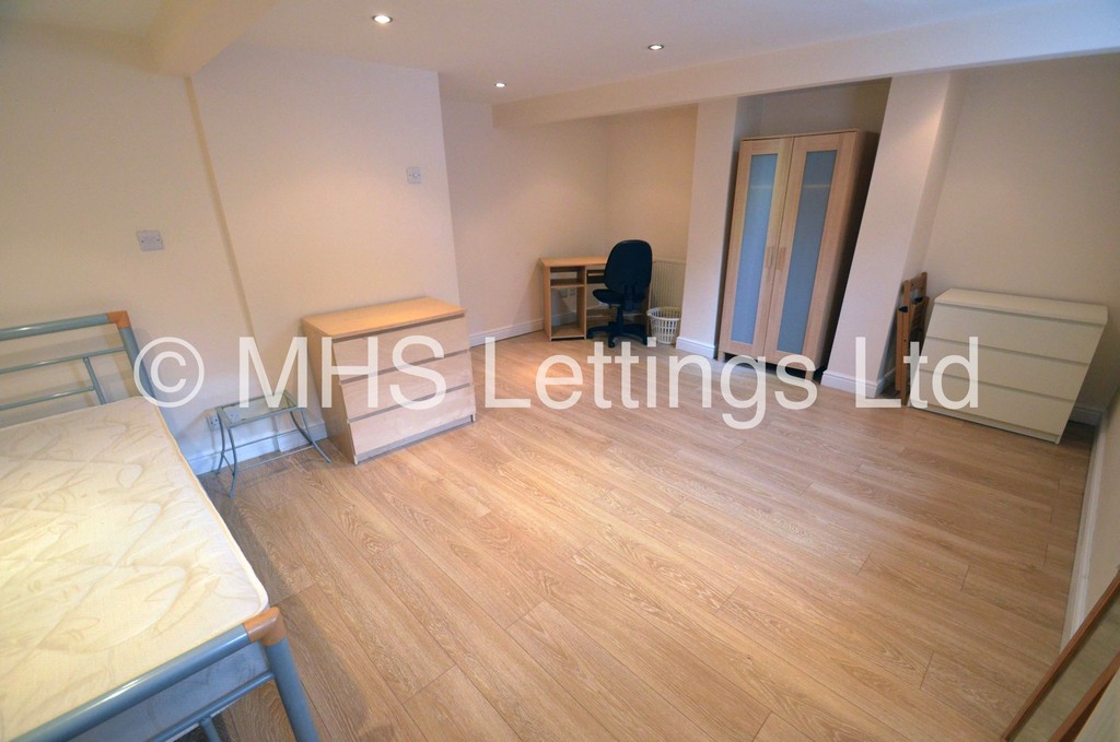 Photo of 3 Bedroom Mid Terraced House in 66 Woodside Avenue, Leeds, LS4 2QX