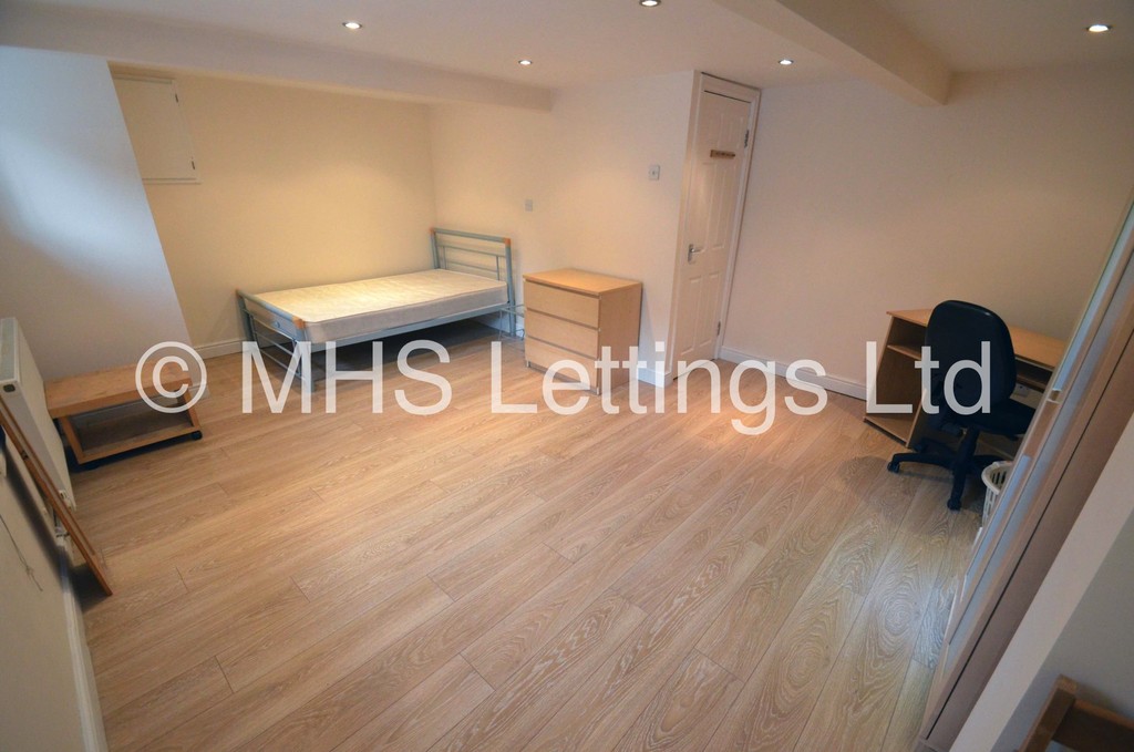 Photo of 3 Bedroom Mid Terraced House in 66 Woodside Avenue, Leeds, LS4 2QX