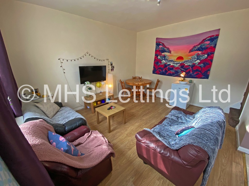 Photo of 5 Bedroom Mid Terraced House in 47 Royal Park Avenue, Leeds, LS6 1EZ