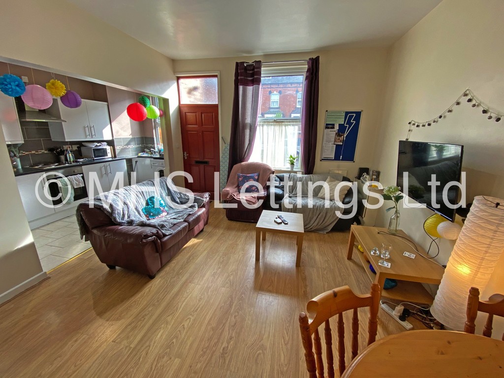 Photo of 5 Bedroom Mid Terraced House in 47 Royal Park Avenue, Leeds, LS6 1EZ