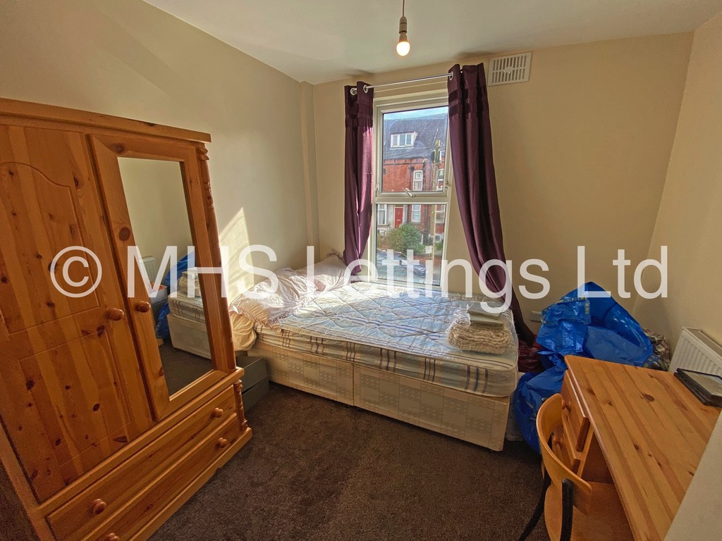 Photo of 5 Bedroom Mid Terraced House in 47 Royal Park Avenue, Leeds, LS6 1EZ