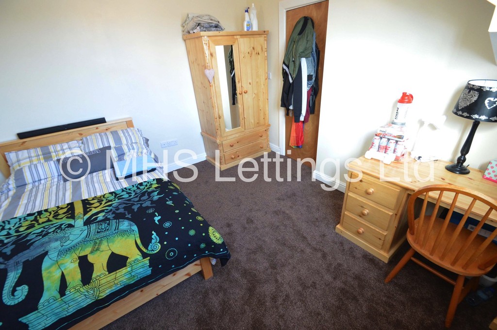 Photo of 5 Bedroom Mid Terraced House in 47 Royal Park Avenue, Leeds, LS6 1EZ