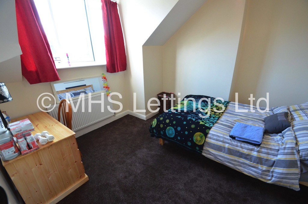 Photo of 5 Bedroom Mid Terraced House in 47 Royal Park Avenue, Leeds, LS6 1EZ