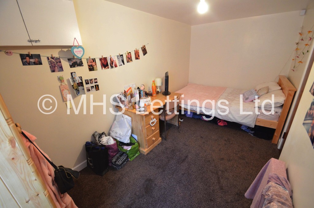 Photo of 5 Bedroom Mid Terraced House in 47 Royal Park Avenue, Leeds, LS6 1EZ