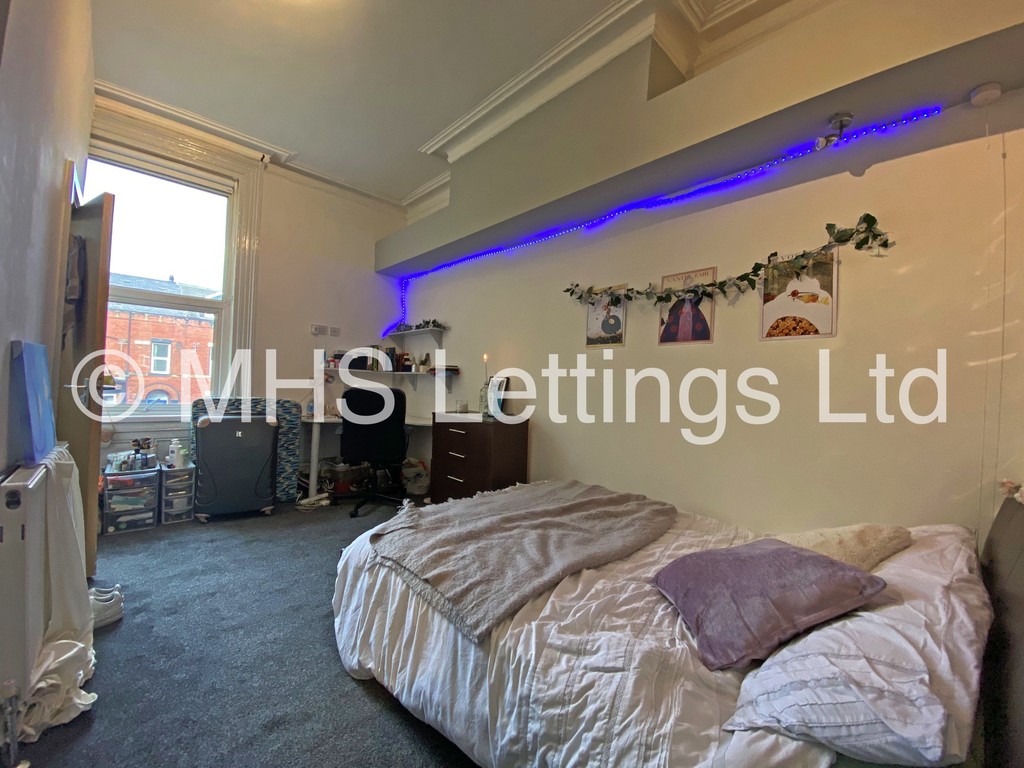 Photo of 8 Bedroom Mid Terraced House in 28 Brudenell Road, Leeds, LS6 1BD