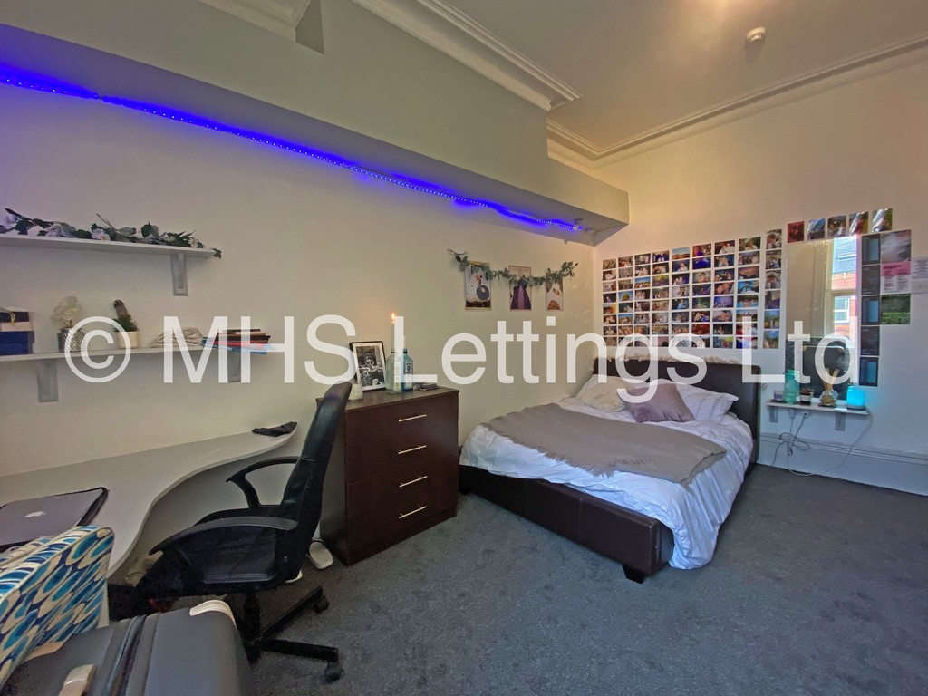Photo of 8 Bedroom Mid Terraced House in 28 Brudenell Road, Leeds, LS6 1BD