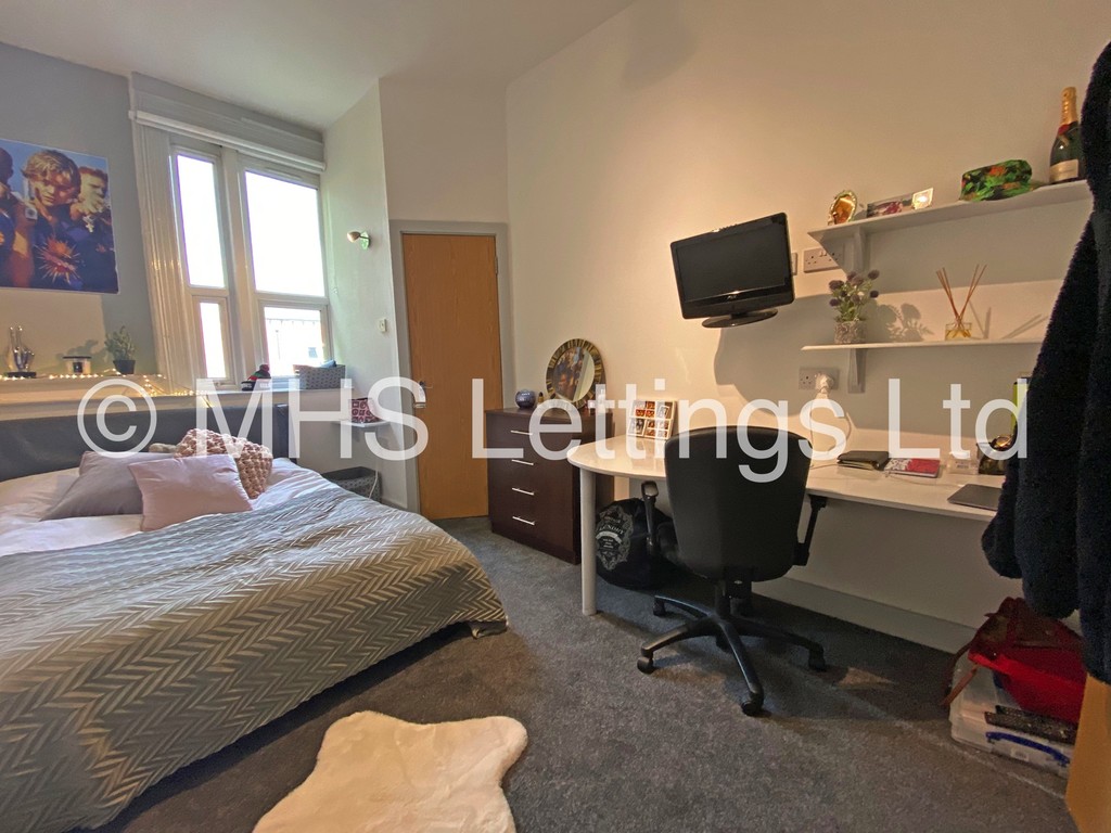 Photo of 8 Bedroom Mid Terraced House in 28 Brudenell Road, Leeds, LS6 1BD