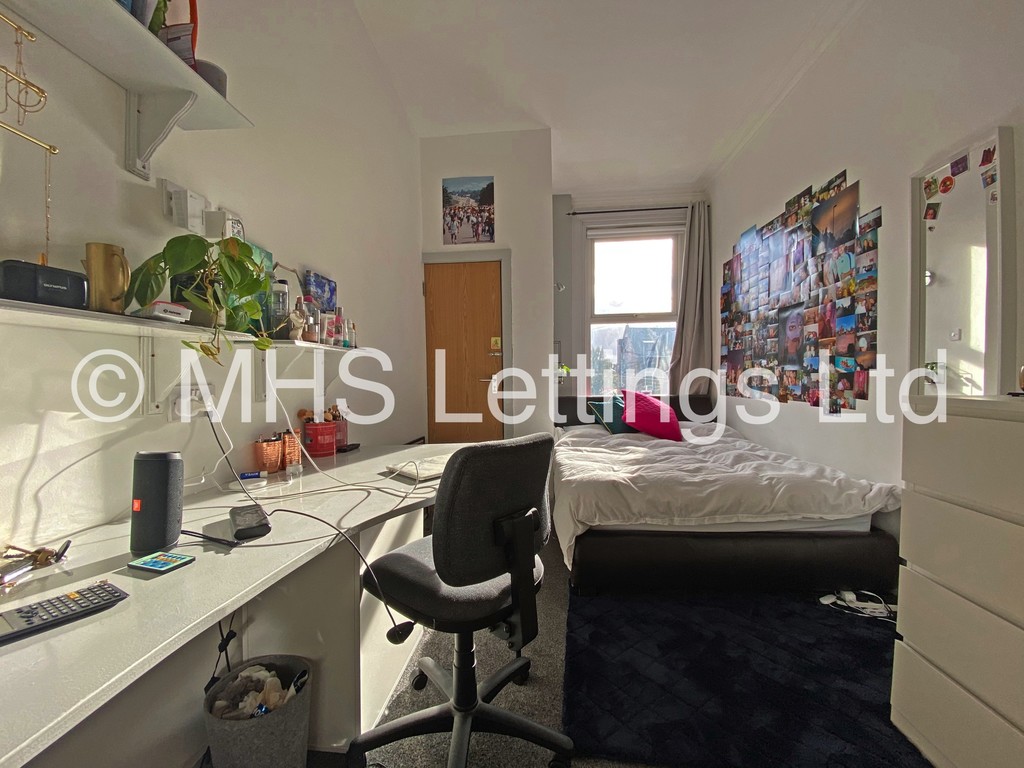 Photo of 8 Bedroom Mid Terraced House in 28 Brudenell Road, Leeds, LS6 1BD
