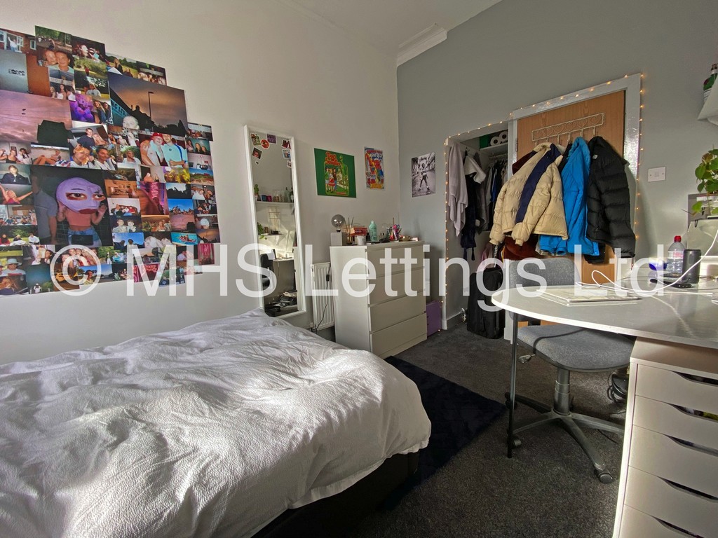Photo of 8 Bedroom Mid Terraced House in 28 Brudenell Road, Leeds, LS6 1BD