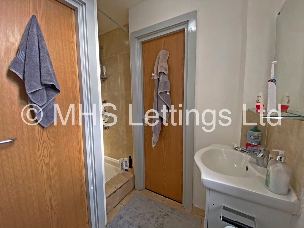 Photo of 8 Bedroom Mid Terraced House in 28 Brudenell Road, Leeds, LS6 1BD