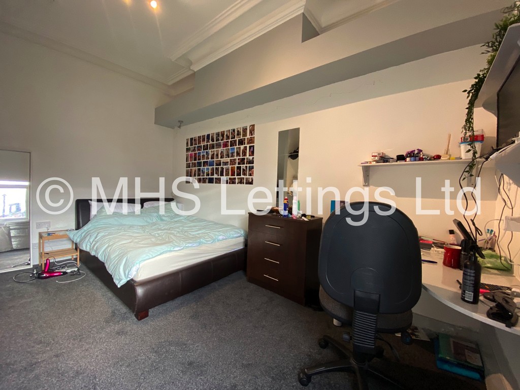 Photo of 8 Bedroom Mid Terraced House in 28 Brudenell Road, Leeds, LS6 1BD