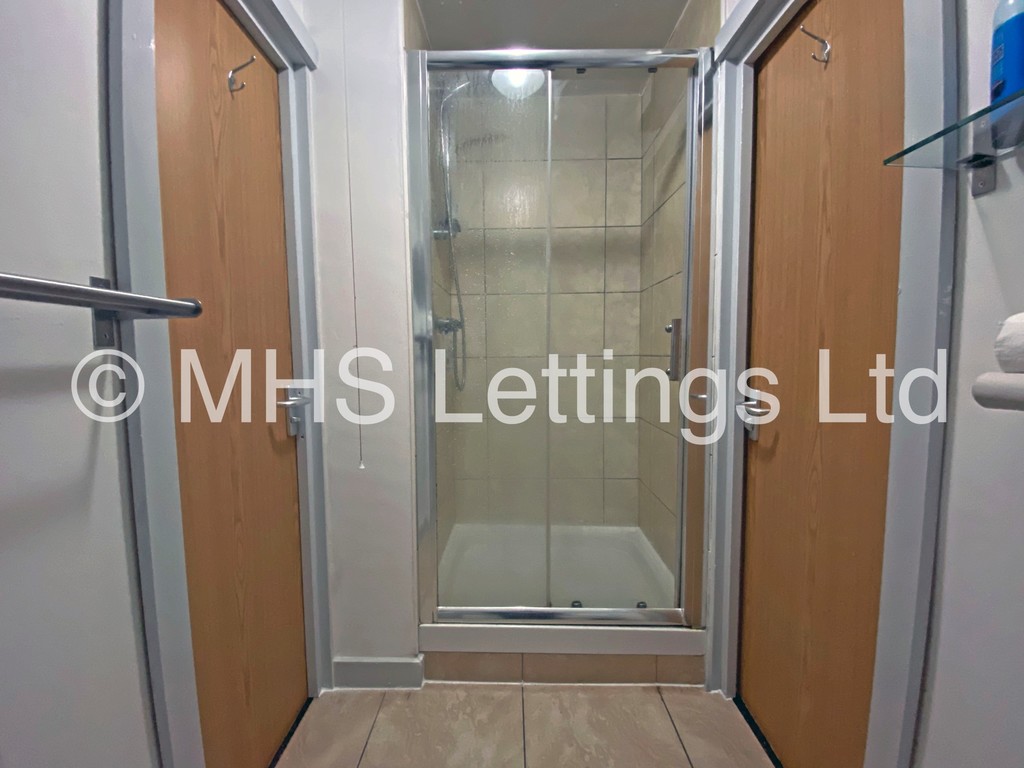 Photo of 8 Bedroom Mid Terraced House in 28 Brudenell Road, Leeds, LS6 1BD